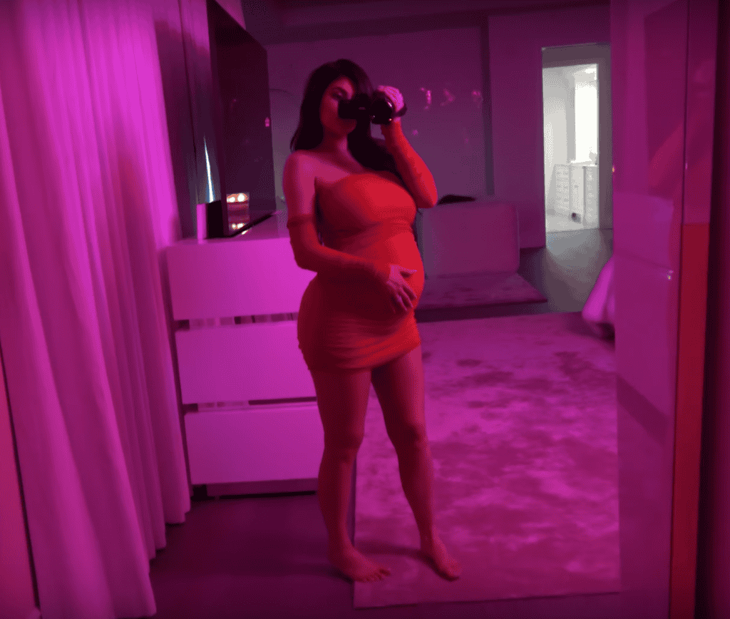 beautiful pregnant Kylie Jenner 